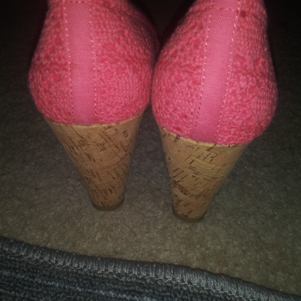 Report womens platforms - Picture 2 of 3